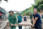 Border guard soldiers from Nam Can border post help residents in Muong Xen commune, Nghe An province, clean up and recover after the floods. (Photo: VNA)