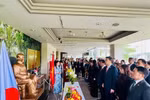 Delegates at the seminar pay tribute to President Ho Chi Minh. (Photo: VNA)