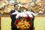 General Kun Kim presents flowers to Vietnamese Ambassador Nguyen Minh Vu (R) (Photo: VNA)