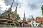 Foreign visitors to a pagoda in Bangkok, Thailand (Photo: Xinhua/VNA)