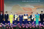 Prime Minister Pham Minh Chinh awards a certificate of merit to Vietnam Airlines. (Photo: VNA)