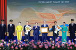 Prime Minister Pham Minh Chinh awards a certificate of merit to Vietnam Airlines. (Photo: VNA)