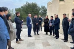 Vietnamese Ambassador to France Dinh Toan Thang and Vietnamese trade, investment, science and technology counsellors talk with enterprises. (Photo: VNA)