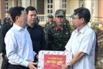 Deputy Prime Minister Mai Van Chinh presents gifts to a school damaged by the storm. (Photo: VNA)