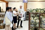 Representatives of Chu Dau Ceramic JSC introduces ceramic models to guests. (Photo: VNA)