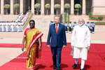 Indian President Droupadi Murmu (first from left) and PM Narendra Modi (first from right) co-chair the state welcome ceremony for General Secretary of the Communist Party of Vietnam (CPV) Central Committee and State President To Lam (Photo: VNA)
