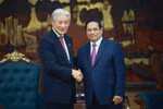 Prime Minister Pham Minh Chinh (right) receives Governor of Tochigi prefecture Fukuda Tomikazu in Hanoi on December 16. (Photo: VNA)