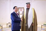Prime Minister Pham Minh Chinh (L) meets with Crown Prince of the State of Kuwait Sheikh Sabah Khaled Al-Hamad Al-Sabah in Kuwait City on November 17 (Photo: VNA)