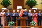 Party General Secretary To Lam (fourth from right), on behalf of deputies of the 16th National Assembly, presents flowers to congratulate Chairman of the 16th NA Tran Thanh Man on April 6. (Photo: VNA)