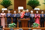 Party General Secretary To Lam (fourth from right), on behalf of deputies of the 16th National Assembly, presents flowers to congratulate Chairman of the 16th NA Tran Thanh Man on April 6. (Photo: VNA)