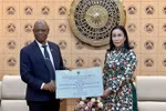 Martin Kabaluapa Kapinga (L), Chief of Country Offices Division at the World Wide Fund for Nature (WWF) presents a symbolic donation of 40,000 USD to Vice Chairwoman of the People’s Committee of Da Nang to support the central city's recovery efforts following the heavy rains and Typhoon Kalmaegi (Photo: VNA)