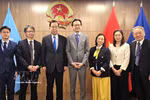 Ambassador Do Hung Viet (centre) and Chairman of the Presidium of the Central Committee of the Japanese Communist Party Shii Kazuo (third from the left) and other delegates pose for a group photo (Photo: VNA)