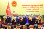 Leaders of the municipal Party Committee congratulate the newly-elected Chairman, Vice Chairpersons and members of the municipal People’s Committee for the 2026-2031 term (Photo: VNA)
