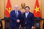 Politburo member, President of the Ho Chi Minh National Academy of Politics (HCMA) and Chairman of the Central Theory Council Nguyen Xuan Thang (R) hosts Mikhail Efimovich Fradkov, Director of the Russian Institute for Strategic Studies (RISS), in Hanoi on April 1. (Photo: VNA)