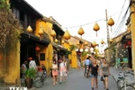 Domestic and foreign tourists visit Hoi An ancient town in the central province of Quang Nam. (Photo: VNA)