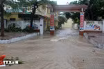 Water floods into Thu Thuy Primary School in Cua Lo ward, Nghe An province (Photo: VNA)