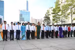 Officials of Ho Chi Minh City pay tribute to the late leader at the President Ho Chi Minh statue park on Nguyen Hue pedestrian street on May 19, 2026. (Photo: VNA)
