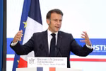 French President Emmanuel Macron talks to Vietnamese students and young intellectuals at the University of Science and Technology of Hanoi (USTH) on May 27. (Photo: VNA)