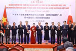Prime Minister Le Minh Hung and Japanese Prime Minister Takaichi Sanae pose for a group photo with delegates. (Photo: VNA)