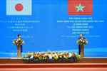 Prime Minister Le Minh Hung (R) and his Japanese counterpart Takaichi Sanae at the press briefing (Photo: VNA)