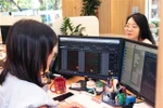 Investors watching market's movements. (Photo: VNA)