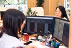 Investors watching market's movements. (Photo: VNA)