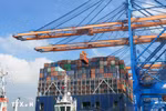 Unloading containers onto ships at Gemalink International Port (Photo: VNA)