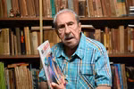Rafael Suengas talks to Vietnam News Agency correspondents in Cuba. (Photo: VNA)