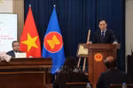 Politburo member and Minister of Foreign Affairs Le Hoai Trung, Special Envoy of Party General Secretary To Lam, speaks at a meeting with staff of the Vietnamese Embassy and representatives of the Vietnamese community in Russia on February 25. (Photo: VNA)