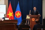 Politburo member and Minister of Foreign Affairs Le Hoai Trung, Special Envoy of Party General Secretary To Lam, speaks at a meeting with staff of the Vietnamese Embassy and representatives of the Vietnamese community in Russia on February 25. (Photo: VNA)