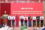 Party General Secretary To Lam (fourth from left) presents the Party Committee of the VFF and central mass organisations with the Politburo’s Decision No. 304-QD/TW, which outlines the new structure, functions and tasks of the VFF Central Committee (Photo: VNA)
