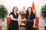 Deputy Minister of Foreign Affairs Le Thi Thu Hang (R) meets with Irish Ambassador to Vietnam Deirdre Ní Fhallúin in Hanoi on April 21. (Photo: baoquocte.vn)