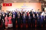 Politburo member and Secretary of the Ho Chi Minh City Party Committee Tran Luu Quang, together with city leaders, poses for a photo with delegates at the meeting. (Photo: VNA)