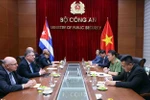 Vietnamese Minister of Public Security General Luong Tam Quang holds talks with Cuban Minister of the Interior Major General Lázaro Alberto Álvarez Casas in Hanoi on August 15. (Photo: VNA)