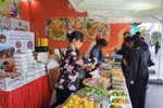 People enjoy delicacies from Mekong Delta city of Can Tho. (Photo: VNA)