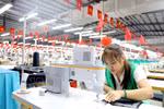 Hung Ha Veston Factory under May 10 Corporation has invested in sewing machines using AI technology to serve production (Photo: VNA)