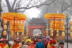 The ritual to release of carp to bid farewell to the Kitchen Gods at the Thang Long Imperial Citadel. (Photo: baovanhoa.vn)