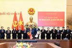 National Assembly Chairman Tran Thanh Man and officials congratulate Duong Thanh Binh and Phung Khanh Tai (with flowers) on being awarded 45-year and 30-year Party membership badges. (Photo: nhandan.vn)