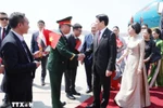 Delegates welcome State President Luong Cuong and his spouse at Cairo international airport. (Photo: VNA)