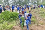 Hundreds of people from the military, police, coast guard, and local people in Ha Tinh province are mobilised to reinforce the Hoi Thong dike before the Typhoon Kajiki. (Photo: VNA)