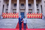 Sri Lankan President Anura Kumara Dissanayake (right) and General Secretary of the Communist Party of Vietnam Central Committee and President of Vietnam To Lam at the official welcome ceremony for the latter in Colombo on May 8, 2026 (Photo: VNA)