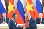 Representatives from Vietnam Airlines and Russia’s state-owned VTB Bank exchange the MOU on cooperation. (Photo: nhandan.vn)