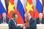 Representatives from Vietnam Airlines and Russia’s state-owned VTB Bank exchange the MOU on cooperation. (Photo: nhandan.vn)