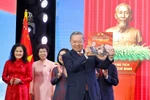 Party General Secretary To Lam receives the photo book “Glory Forever Belongs to the People” presented by the Vietnam News Agency at the ceremony on September 14. (Photo: VNA)