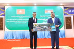 Stung Treng Governor Sor Soputra (R) presents a souvenir to Ambassador Nguyen Minh Vu (Photo: VNA)