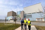 Vietnamese Ambassador to Austria and Slovenia Vu Le Thai Hoang (centre) visits the Krško Nuclear Power Plant. (Photo: VNA)
