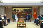 An overview of the meeting between Prime Minister Pham Minh Chinh (right) and visiting delegation from the Eisenhower Fellowships (Photo: VNA)