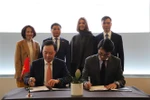 Representatives from the Ministry of Finance and JP Morgan sign an MoU on cooperation between the two sides (Photo: VNA)