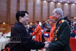 President Luong Cuong presents gifts to the elderly, veteran revolutionaries, social policy beneficiaries, students, members of the armed forces, and representatives of the local community in Lao Cai province. (Photo: VNA)