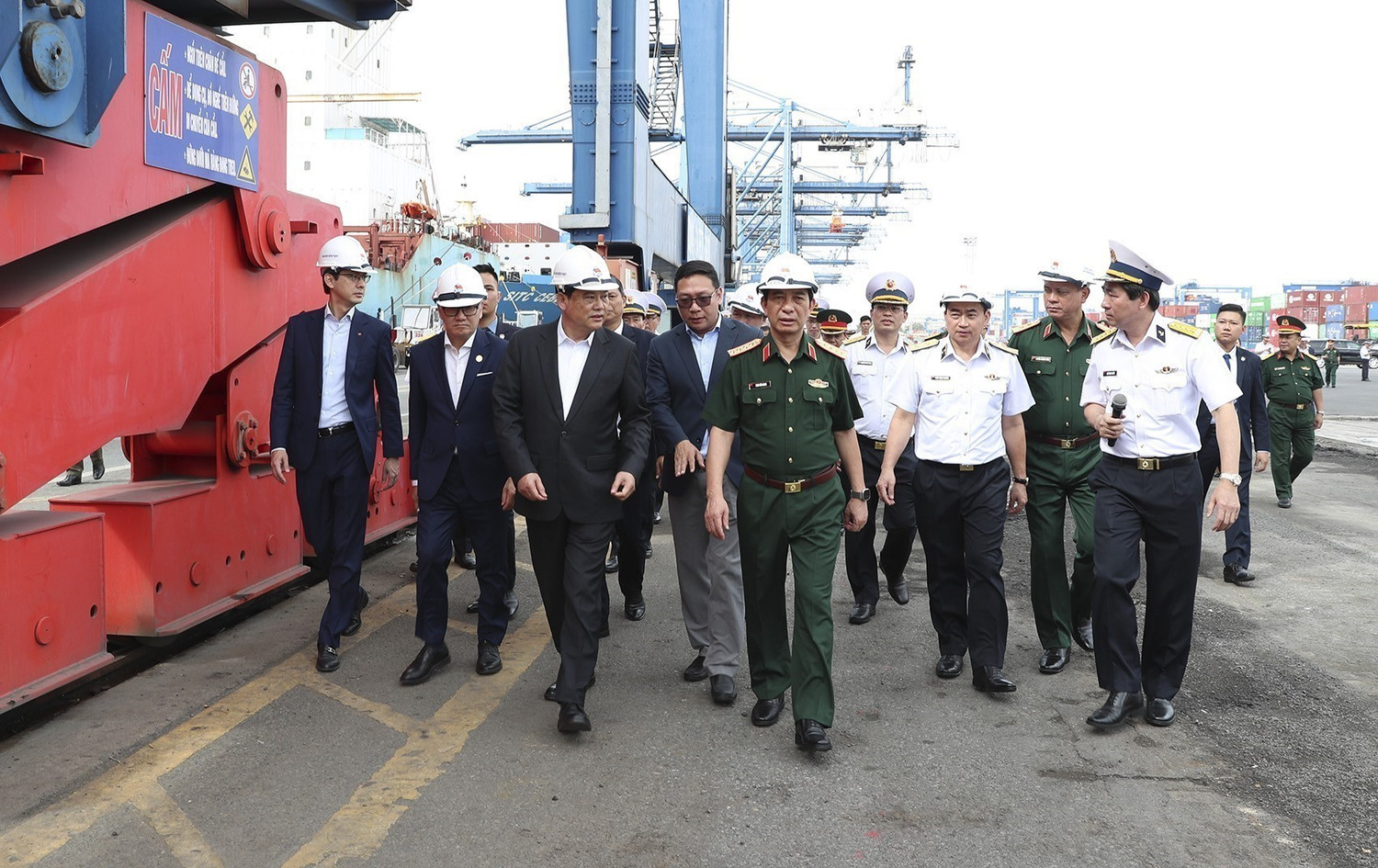 Lao PM visits Tan Cang-Cat Lai terminal | Vietnam+ (VietnamPlus)